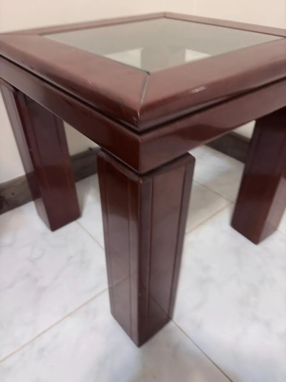Mesa pequena de madeira e vidro - Foto 2