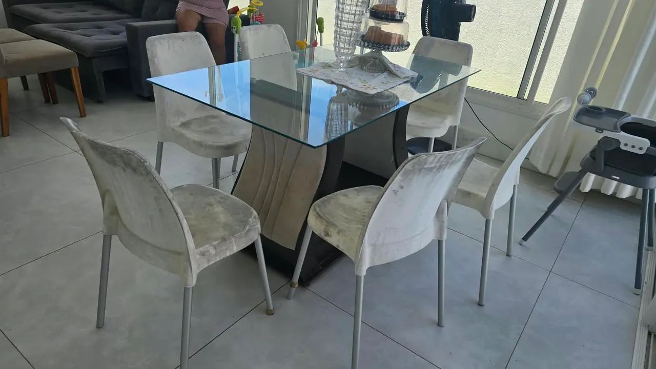 Mesa com 6 cadeiras 