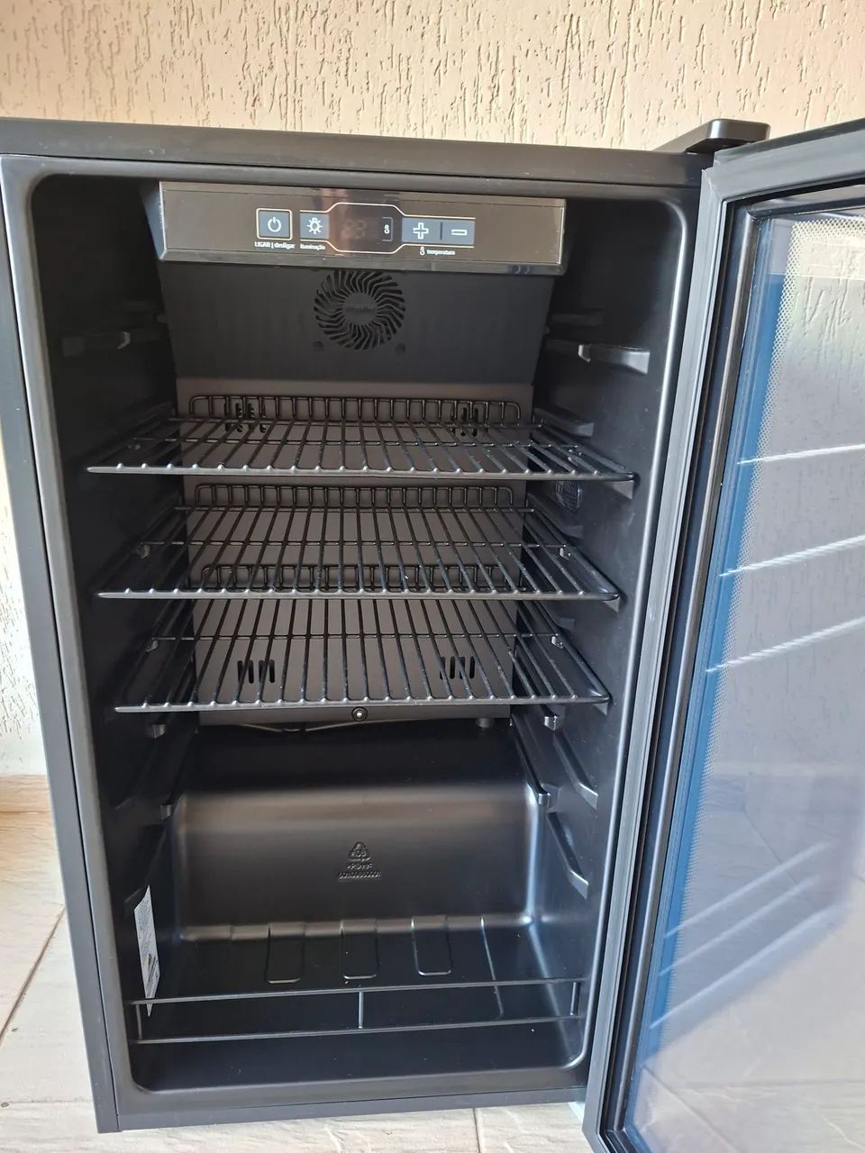 Cervejeira Midea 96L BCA10P1 127V preta - Geladeiras e Freezers