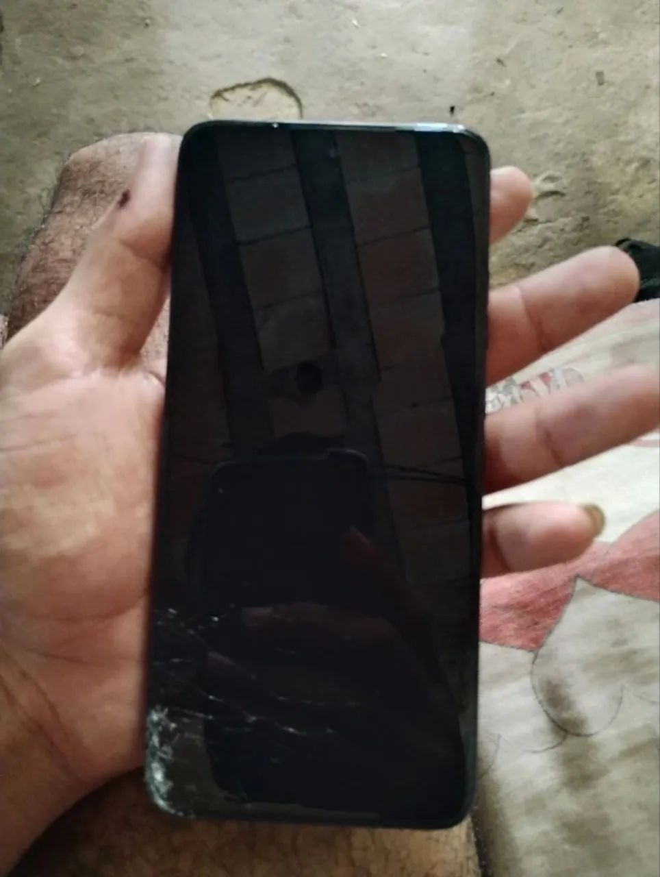 Moto Edge 60 neo com a tela trincada, empenada na parte inferior 