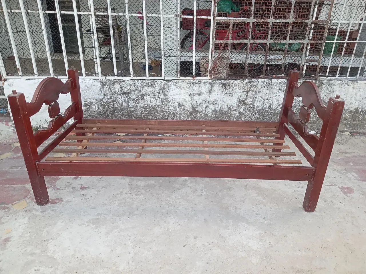VENDO UMA CAMA DE SOLTEIRO MADEIRA MACICA - Foto 4