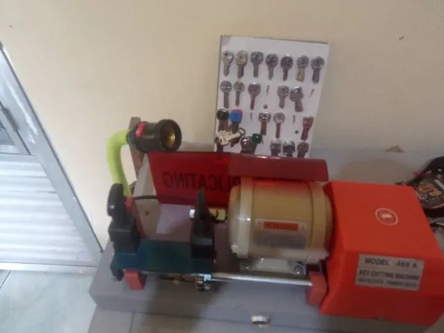 Máquina de tirar cópia de chave com kit de Chaves