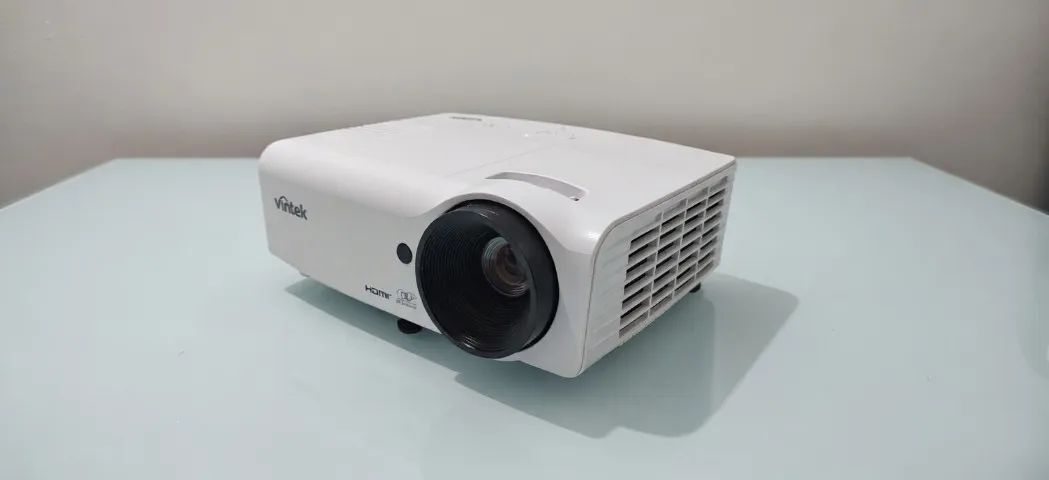 Projetor Vivitek DLP Full HD com lentes de vidro