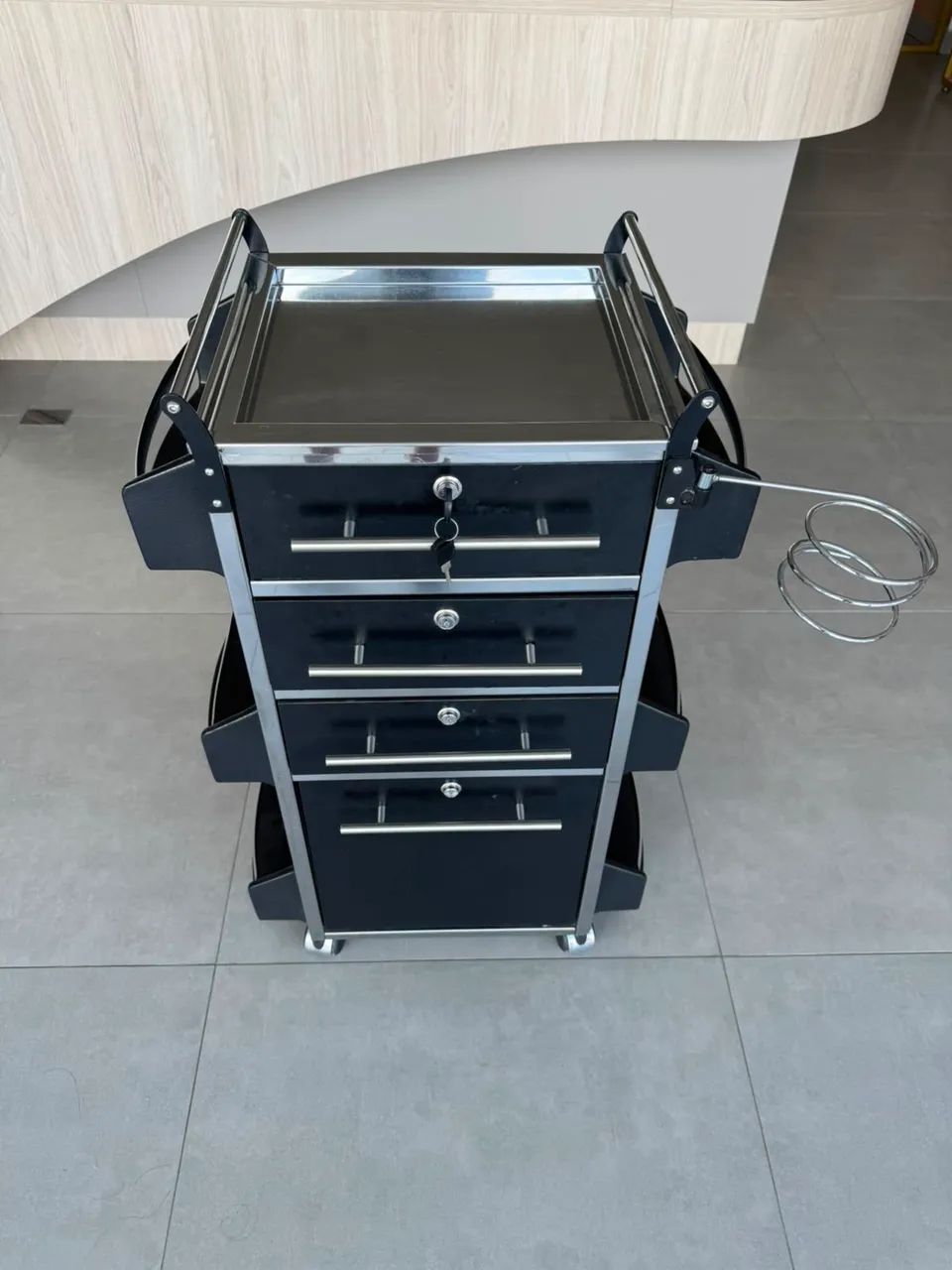 Mesa para cabeleireiro com rodinhas e suporte para secador 