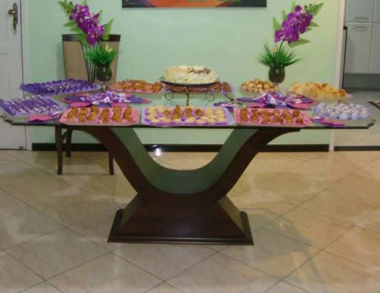 Mesa de vidro com seis cadeiras acolchoadas, rack com painel suspenso e mesa de cetro - Foto 3