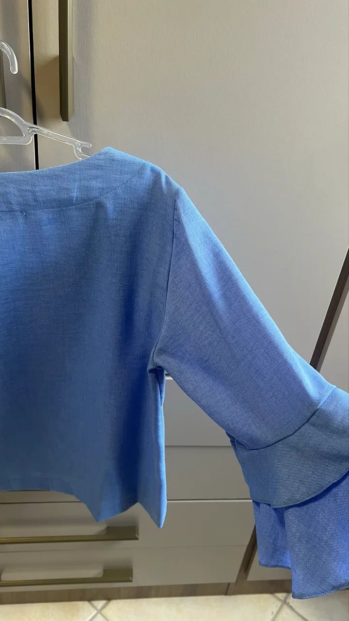 Blusa azul ombro a ombro com detalhe na manga  - Foto 3
