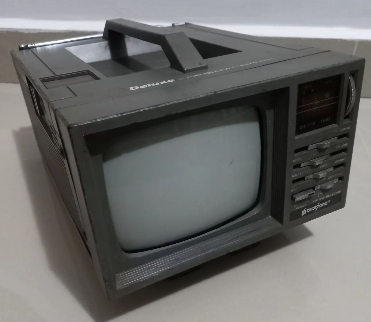 MINI TELEVISÃO PORTÁTIL BROKSONIC DELUXE(NÃO FUNCIONA)