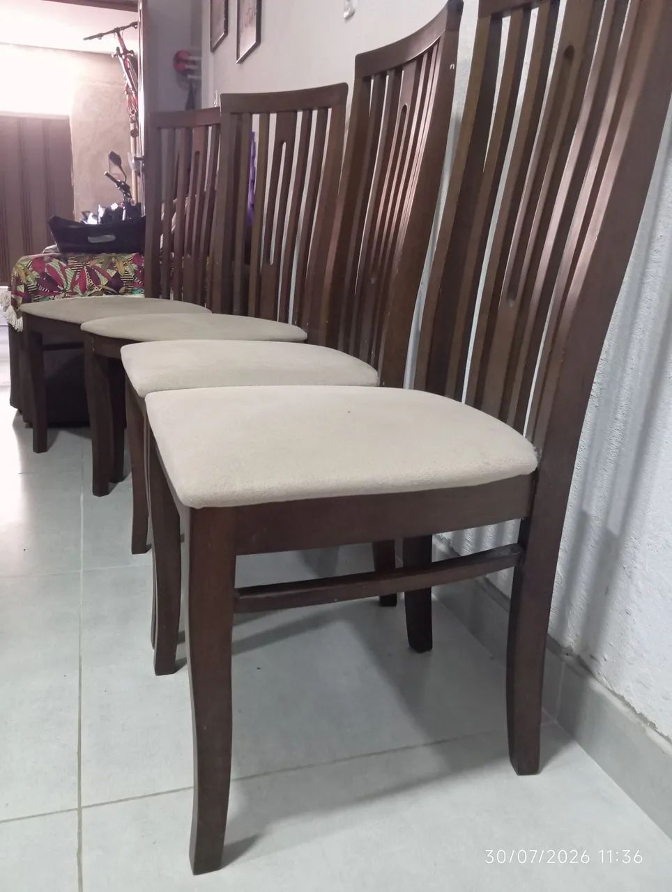 Vendo mesa de vidro com 4 cadeiras 
