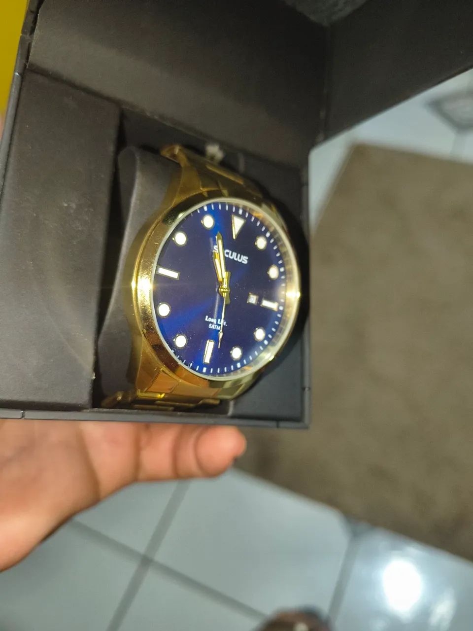 Relógio elegante e lindo