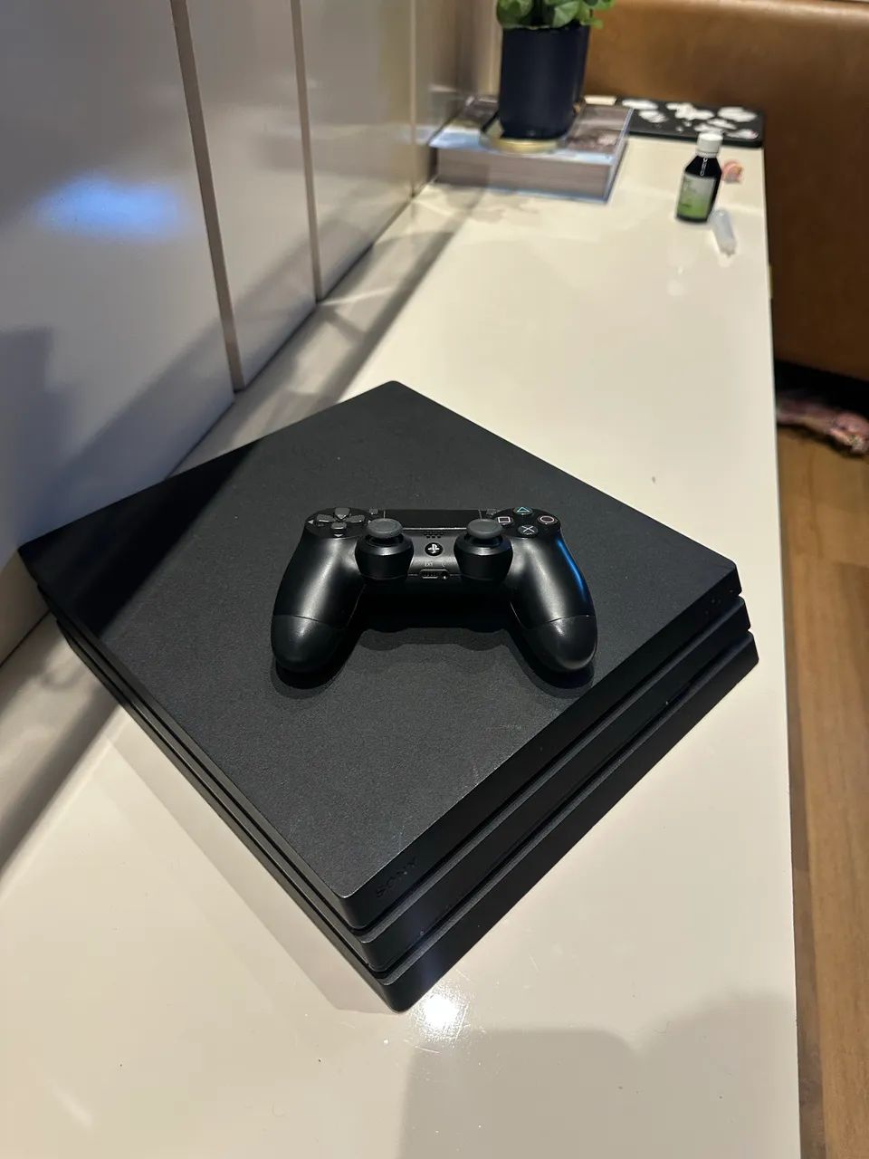 Ps4 Pro 1tb + 2 jogos - Foto 5