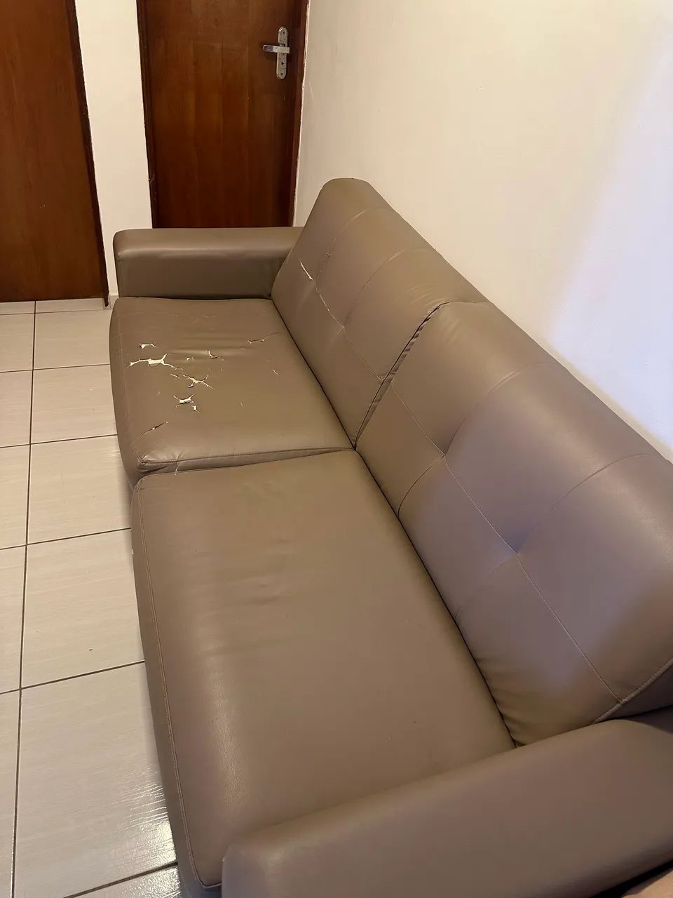 Sofá couro sintético (courino)