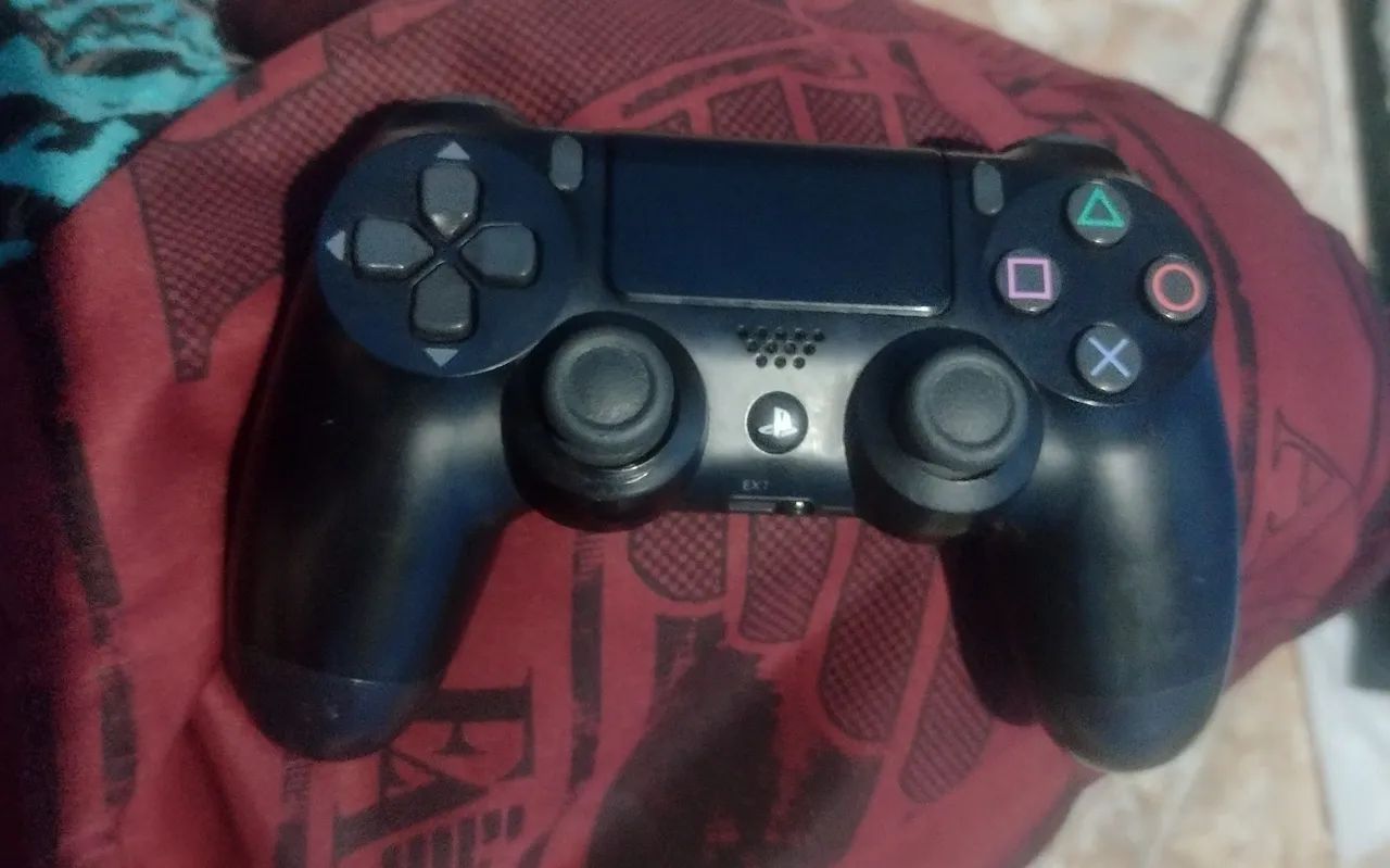 Controle de ps4 bem conservado...