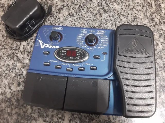 Pedaleira de efeitos Behringer V-amp.