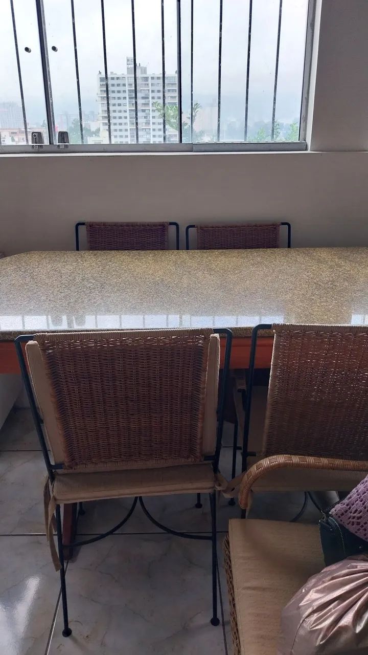 Mesa Vintage de Madeira, 1 Granito de 2 polegadas,  6 Cadeiras se ferro com palha. - Foto 3