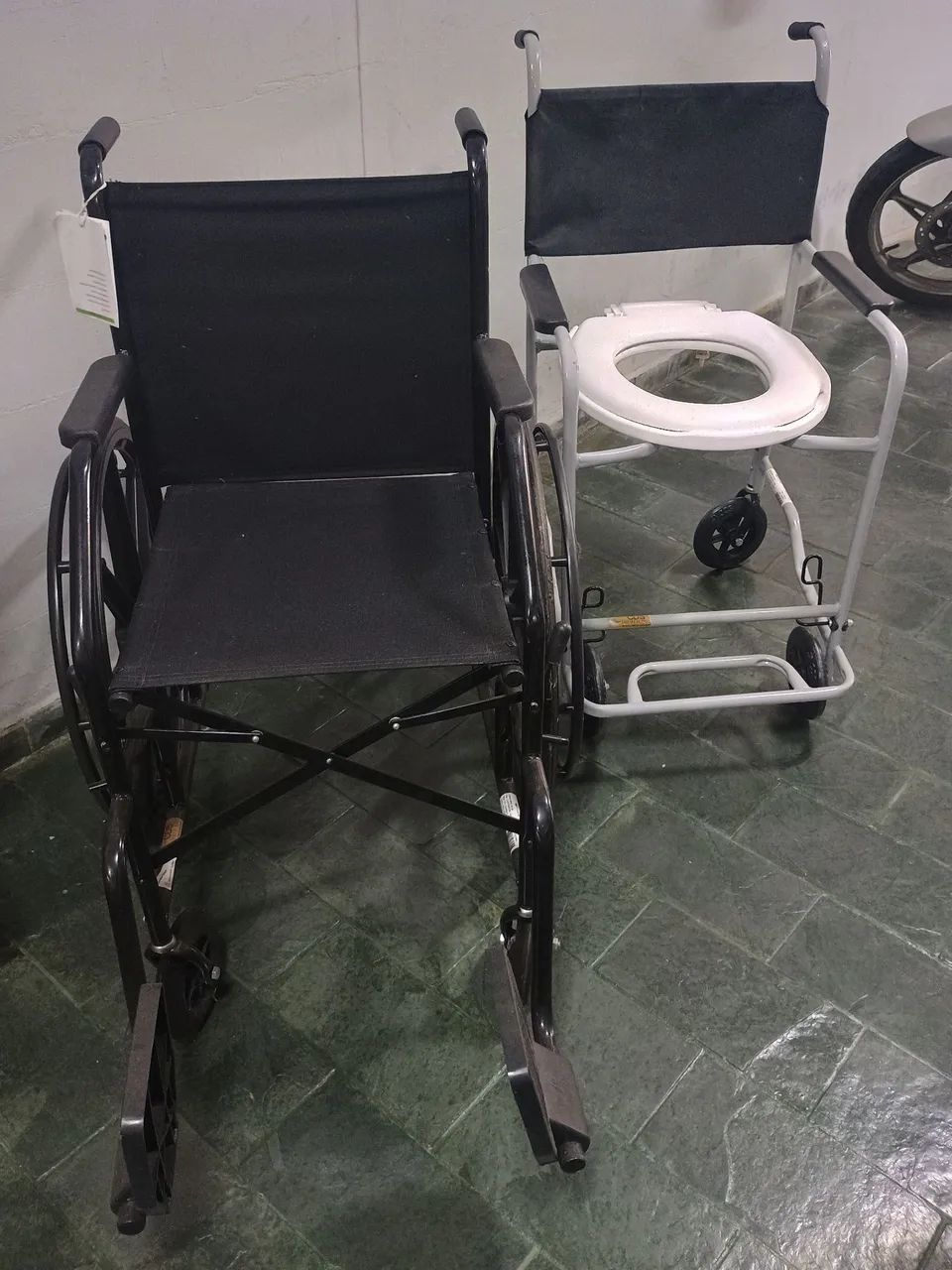 Vendo cadeira de rodas e cadeira de banho