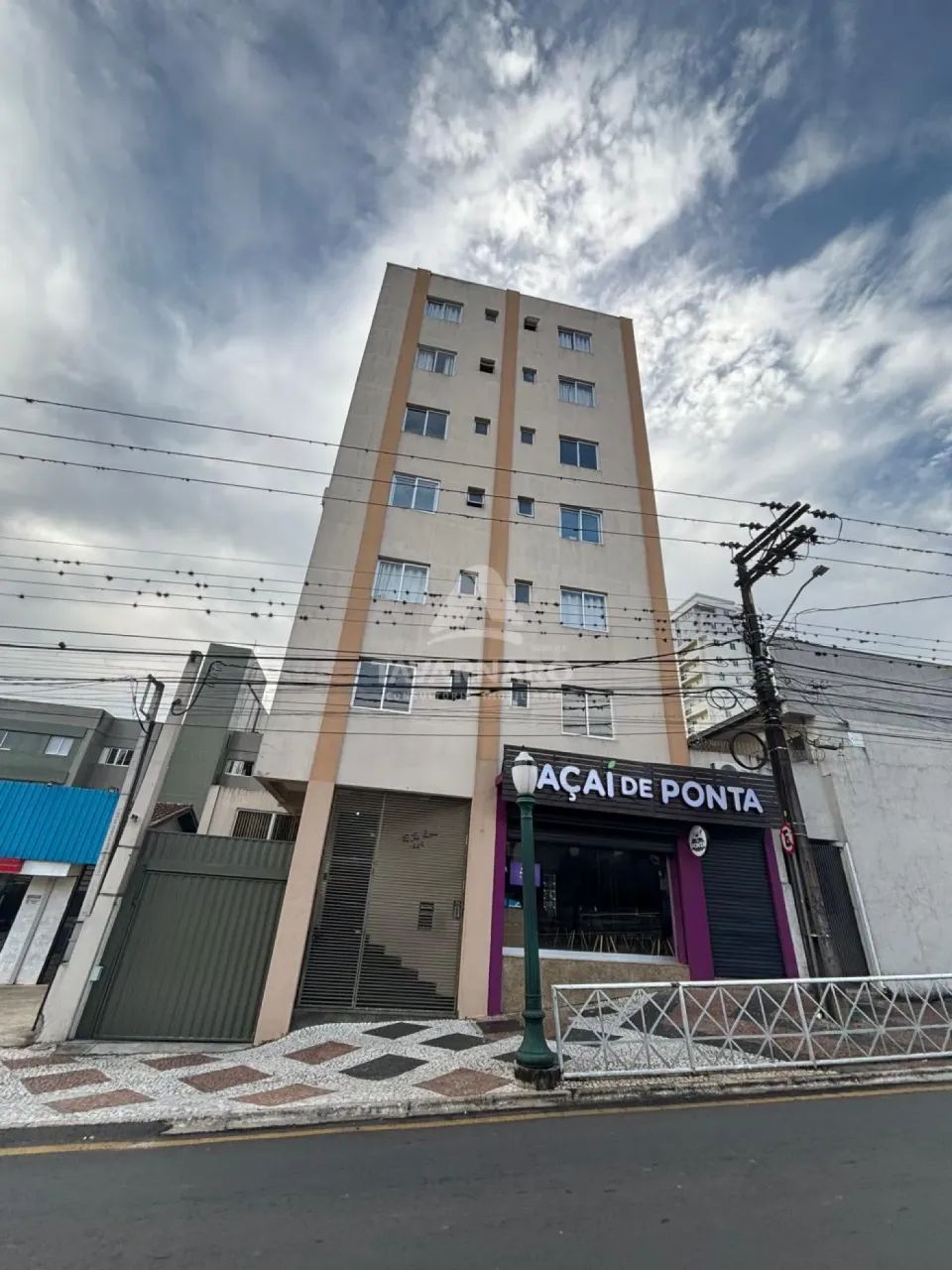 Apartamento Semimobiliado no Centro com Ambientes Amplos!