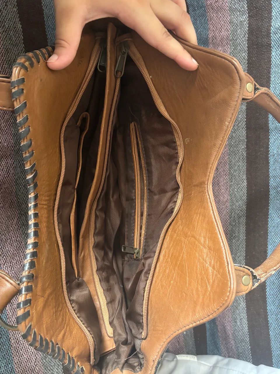 Bolsa de couro com detelhes de flores usada  - Foto 4