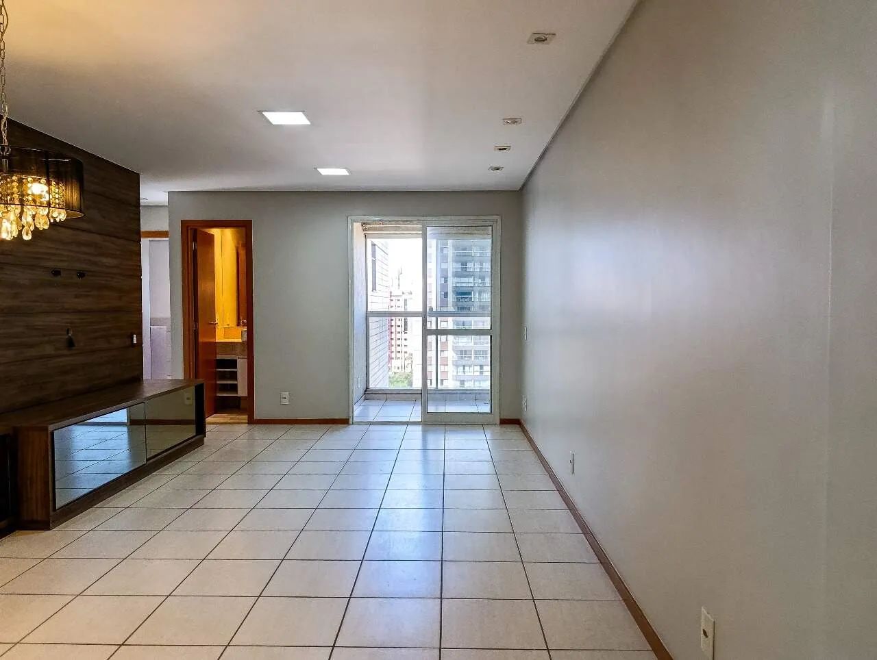 Apartamento de 3 Quartos com Suíte e duas Semi-Suites, Varanda e Vaga de Garagem no Ed. Ad - Foto 5