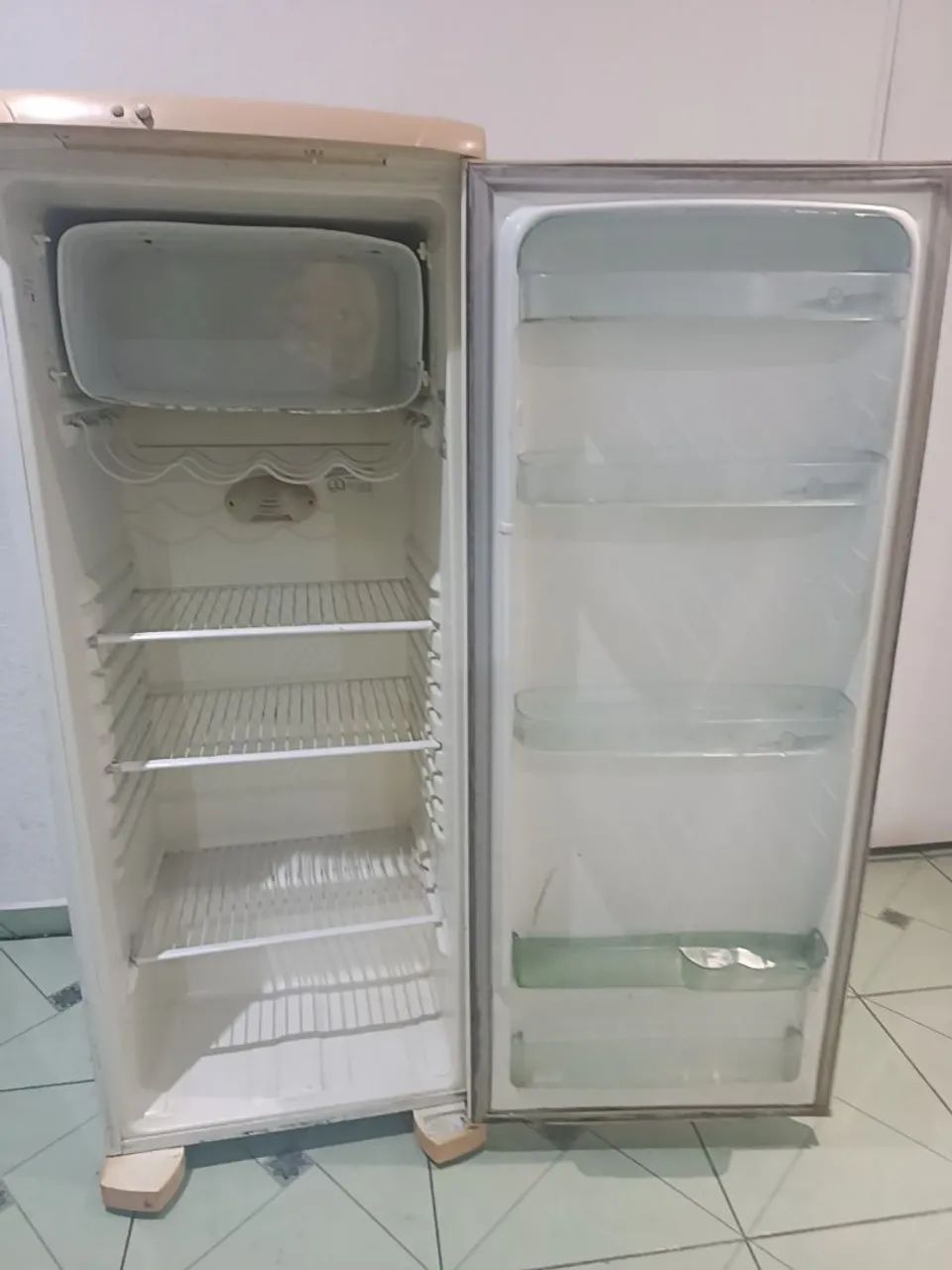 Geladeira Eletrolux usada porém funcionando perfeitamente - Foto 2