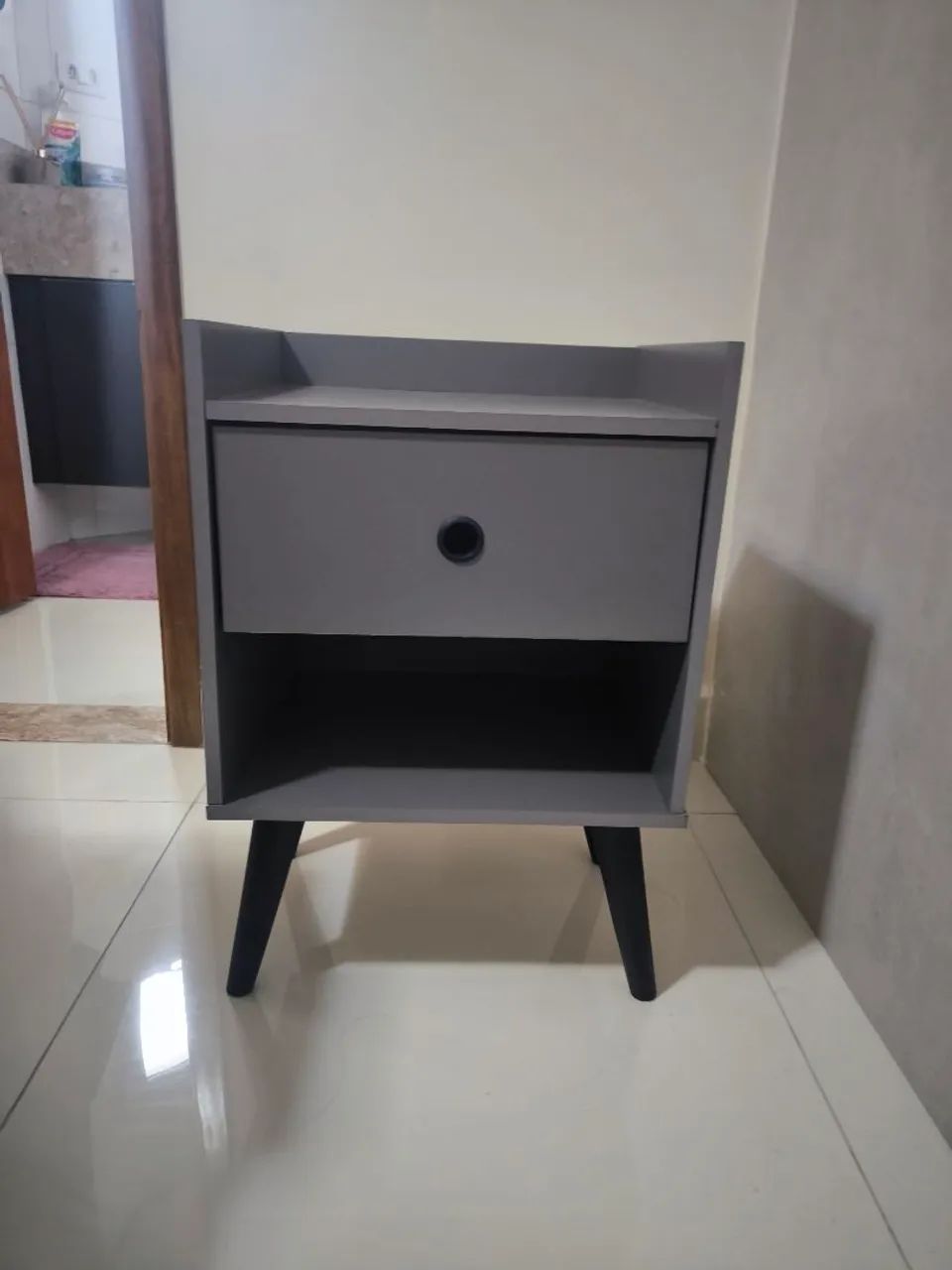 Kit 2 mesinhas de cabeceira com nicho e gaveta decore cor: cinza com detalhes preto  - Foto 2