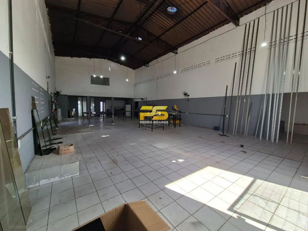 Galpão de 250m² com escritório de 30m² montado com WC - Foto 4