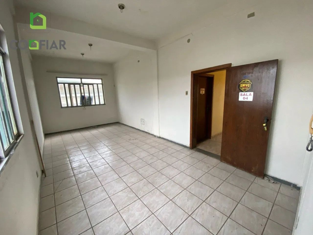 SALA COM 28 METROS E 1 BANHEIRO NO BARRIO GLORIA