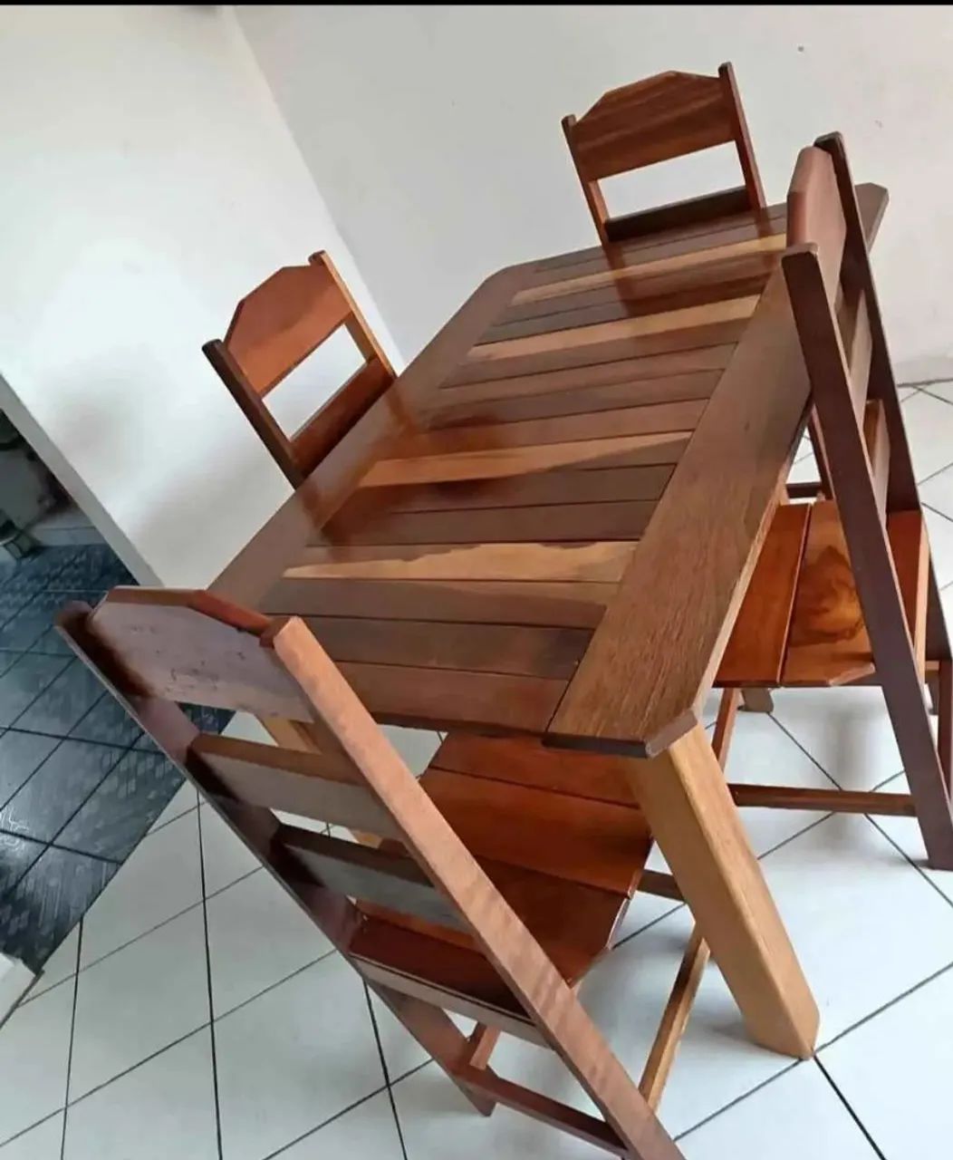 VENDO MESA DE MADEIRA COM 4 CADEIRAS - Foto 2
