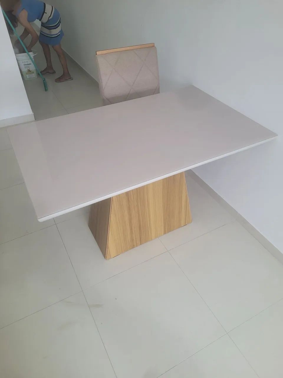 Mesa com 4 cadeiras perfeito estado