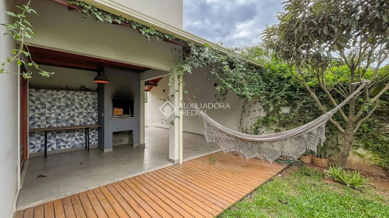 Ponto nobre, fácil acesso e cercada de comércio e serviços. Casa pronta para criar memória - Foto 3
