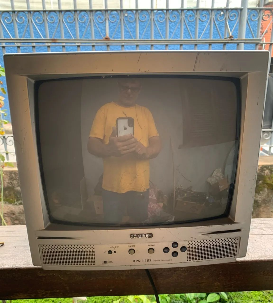 TV CCE HPS-1405 14 polegadas sem controle é pequeno arranhado na tela funcionando 