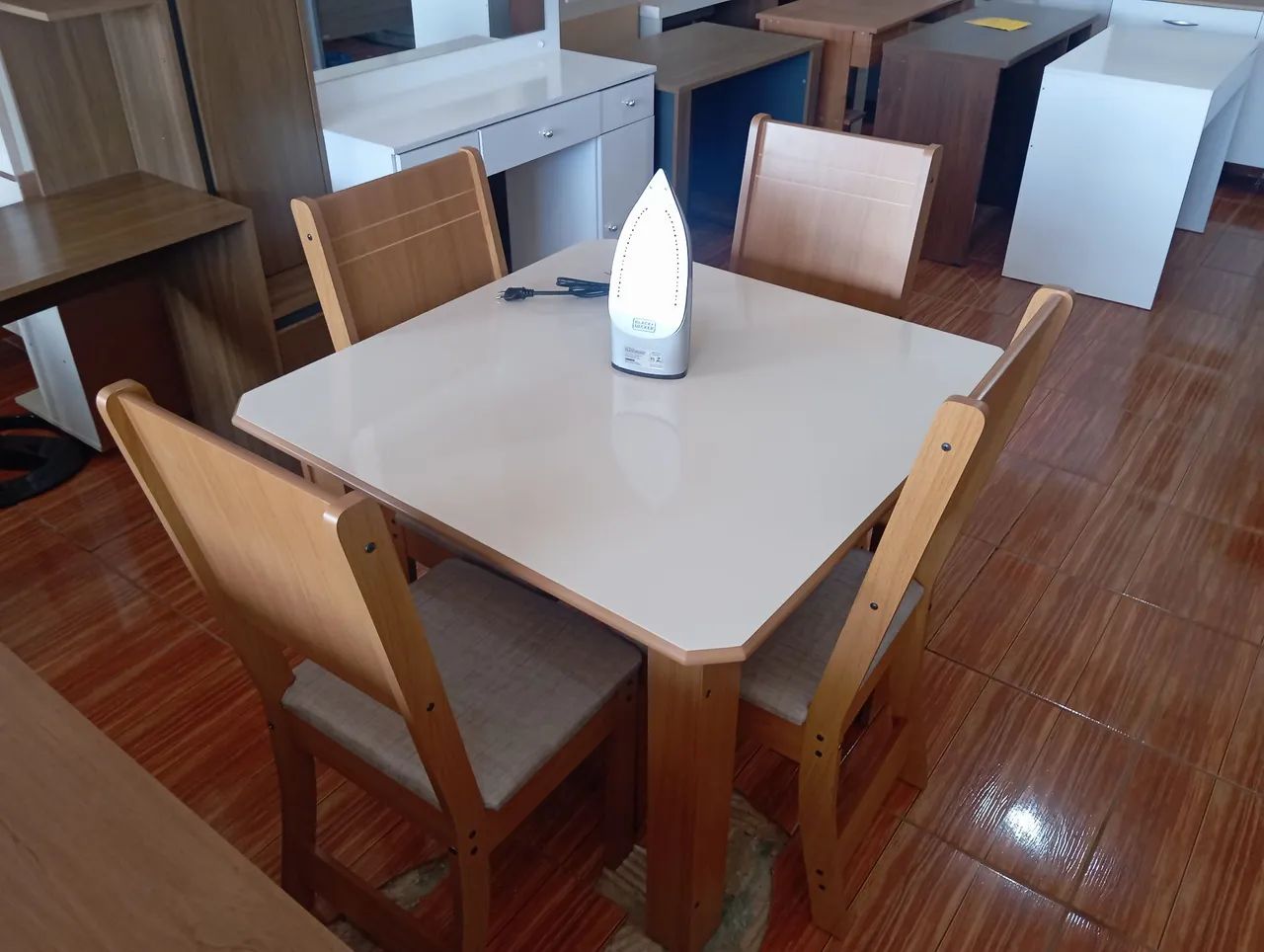 Mesa nova 4 cadeiras 