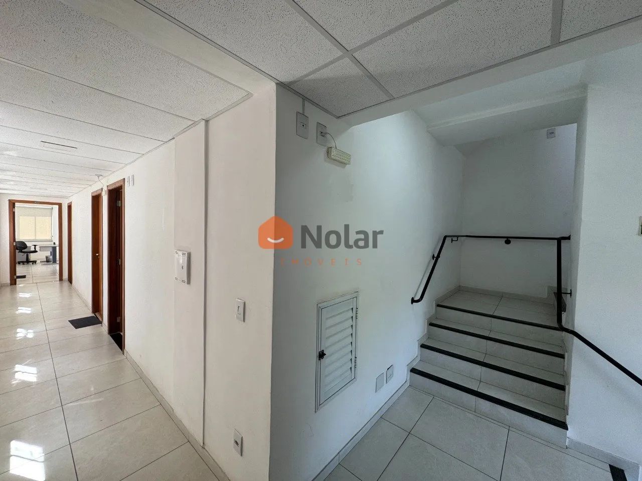 Sala comercial à venda - 01 banheiro - Elevador - Fachada em vidro - Foto 4