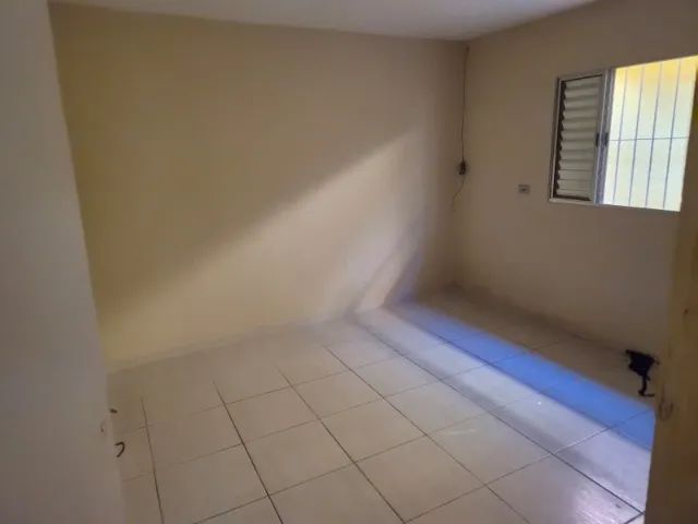 Alugo casa de 3 cômodos, area e banheiro - Foto 3