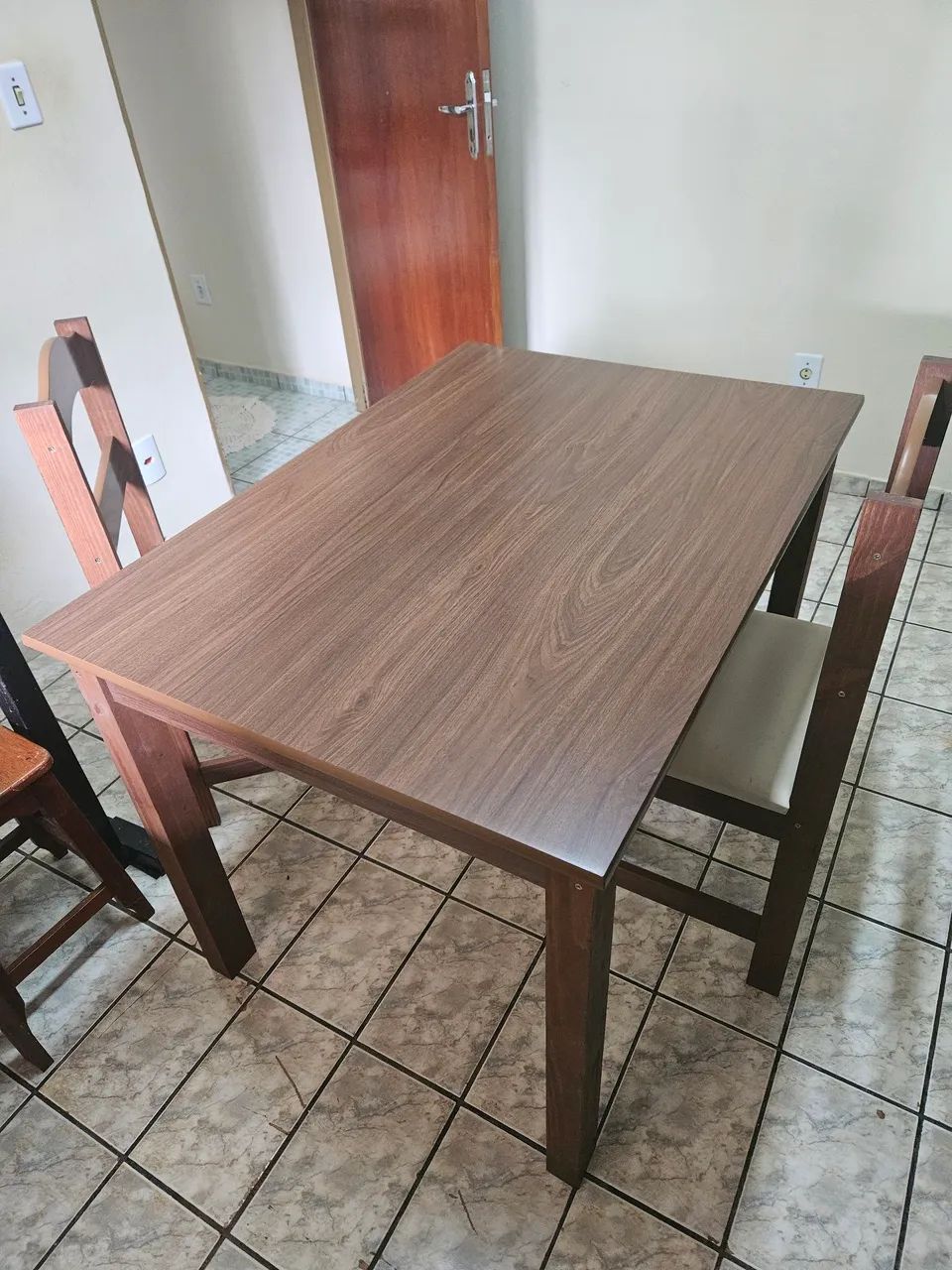 Mesa De Jantar Com 4 Cadeiras - Compacta e Amadeirada (1,05m) - Foto 2