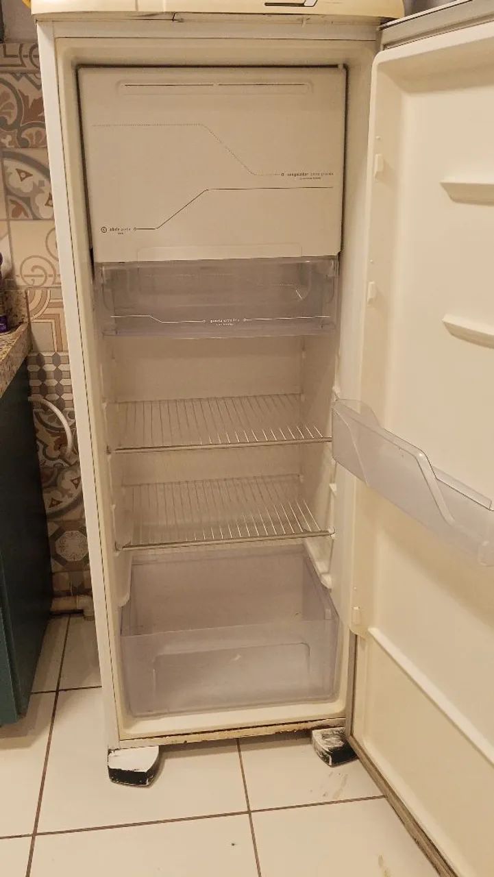 Geladeira Electrolux ESTRAGADA