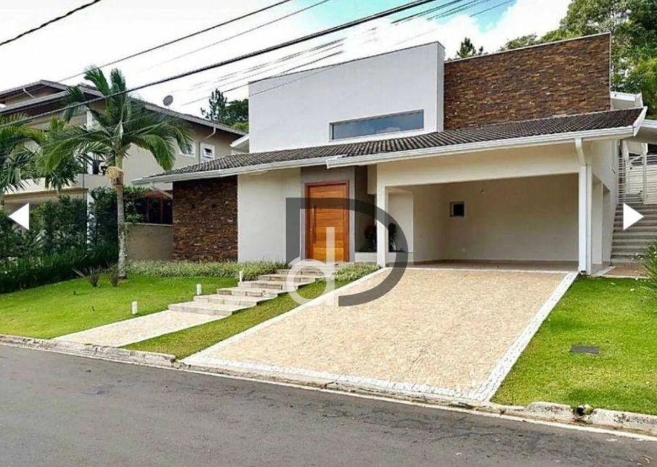 Casa em condomínio com piscina e 4 suítes