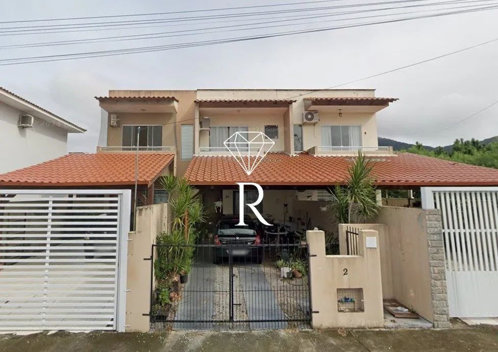 Sobrado com 2 suites no bairro São João do Rio Vermelho