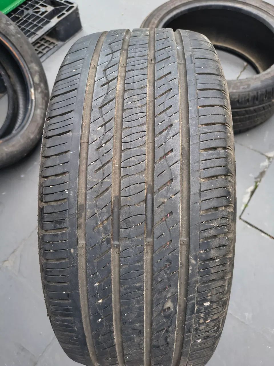 2 pneus 245 45r 19 kumho semi novo com twi em dia para rodar mais de 10 mil km $1.000 os 2 - Foto 3