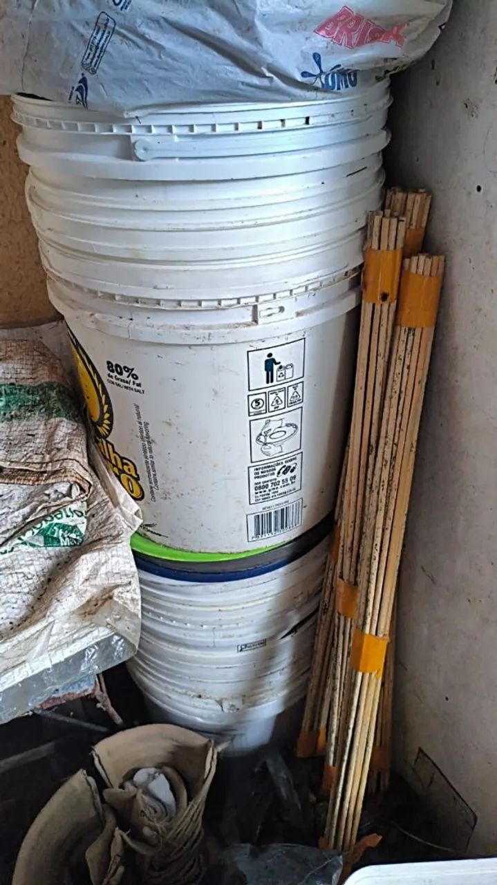 Vendo Baldes com tampa de 15L