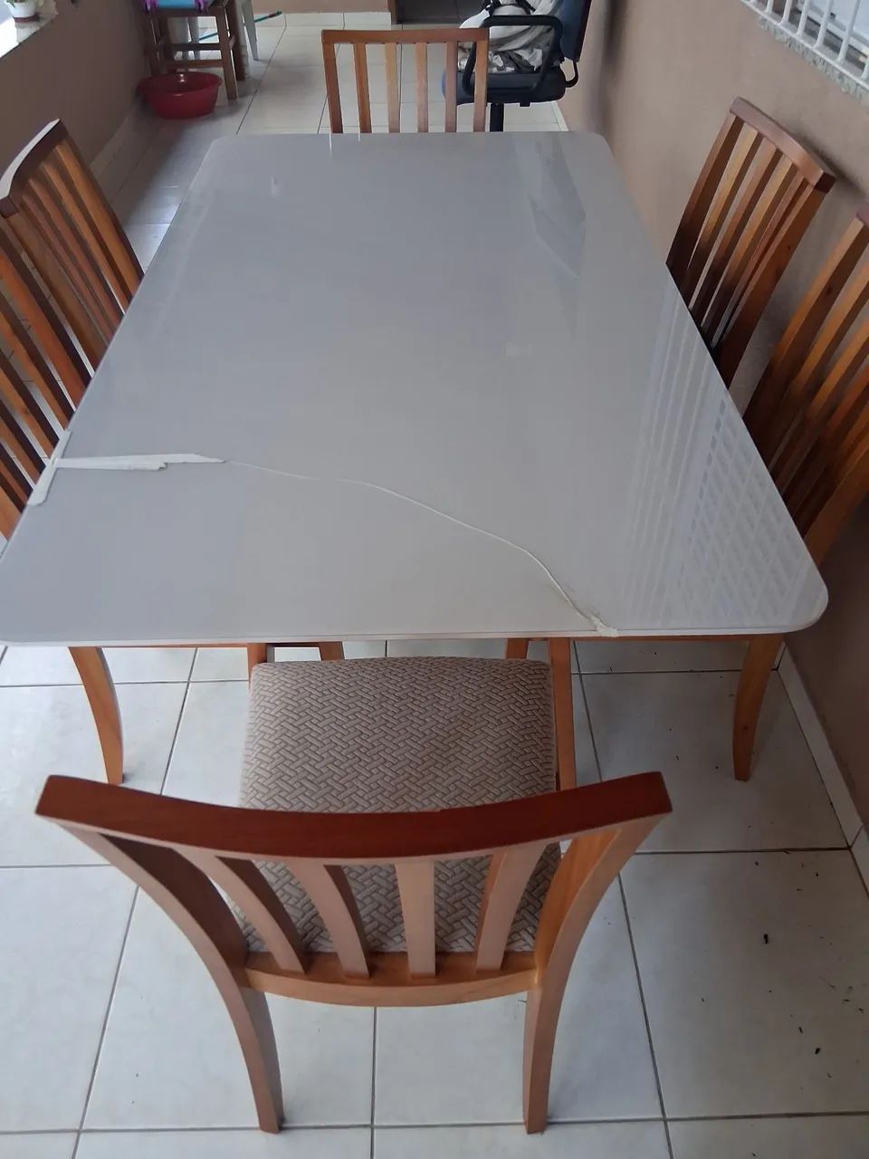 Mesa 1,60 ×0,90 "com 6 cadeiras em madeira  - Foto 2