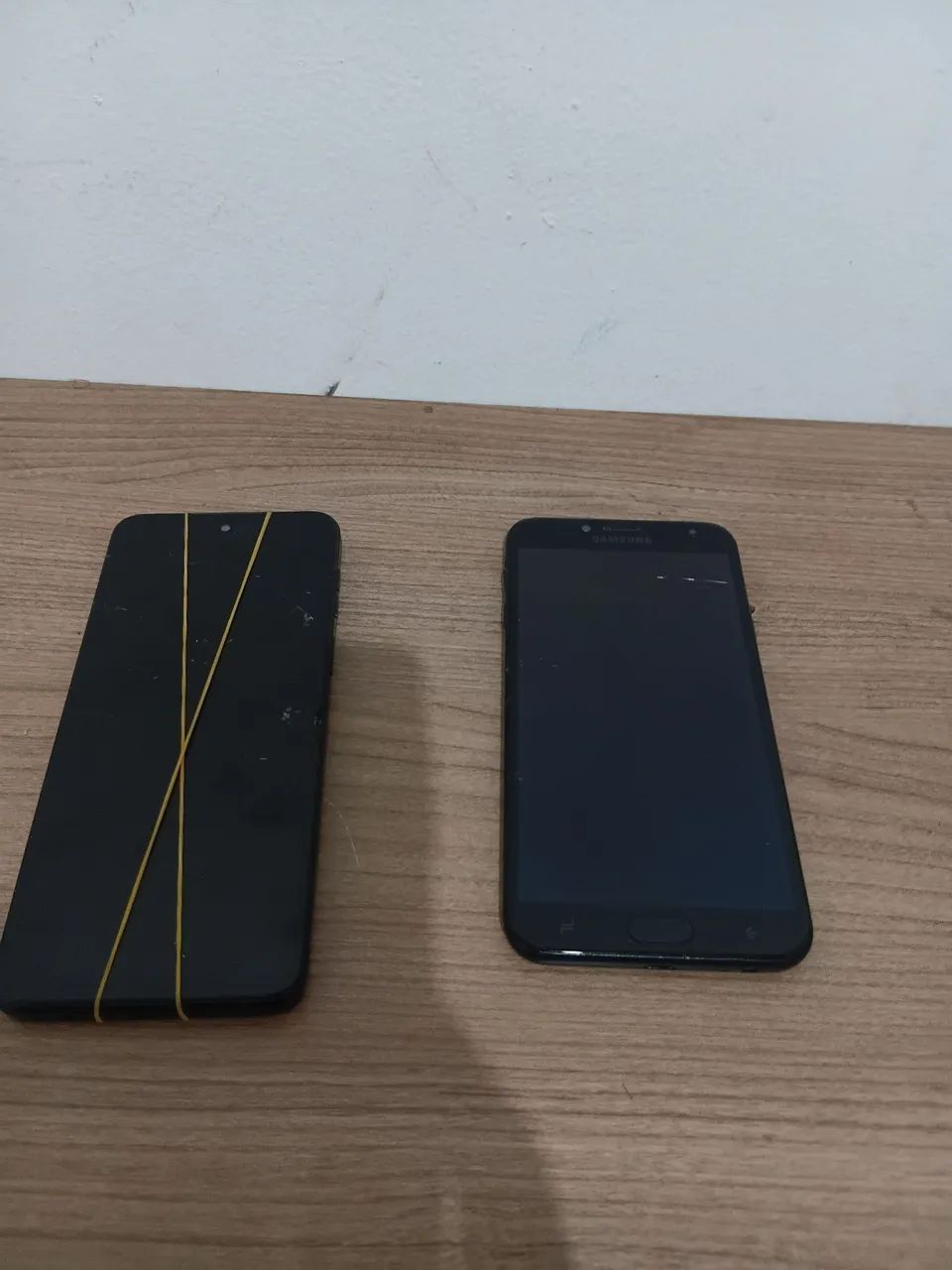 Vendo 2 celulares com a tela quebrada. Ambos quebraram a tela e o display.