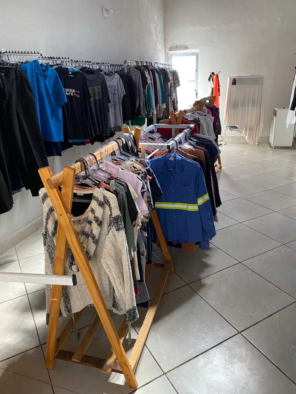Brechó completo com cabides e araras | 1.000 peças 