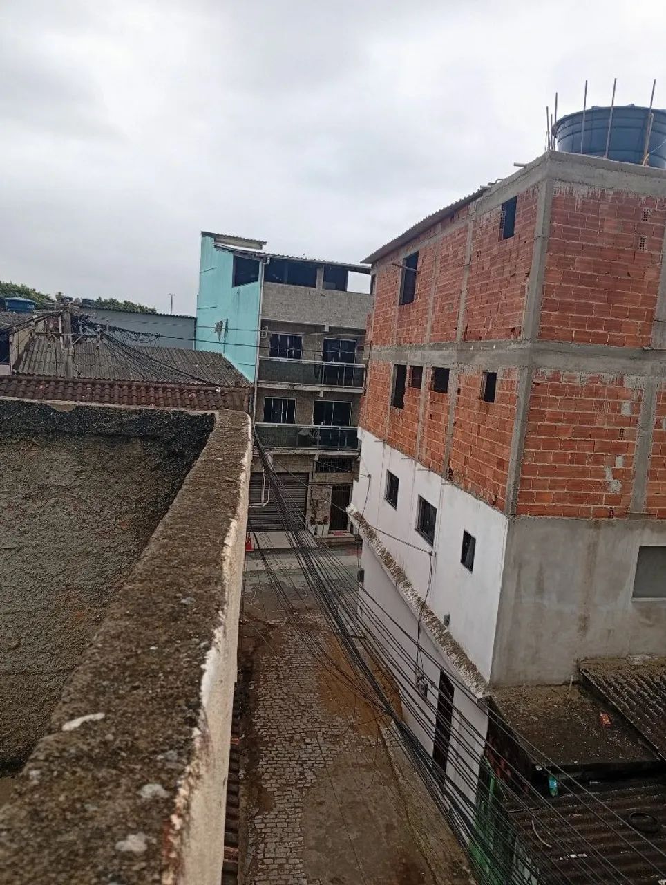 Duas casas a de baixo com garagem, a de cima com terraço. - Foto 2