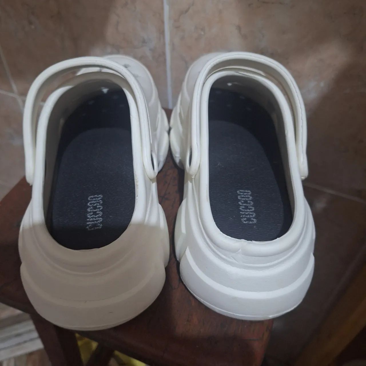 Sapato babuche estilo Crocs Cuccoo shein plataforma branco com pins - Foto 4