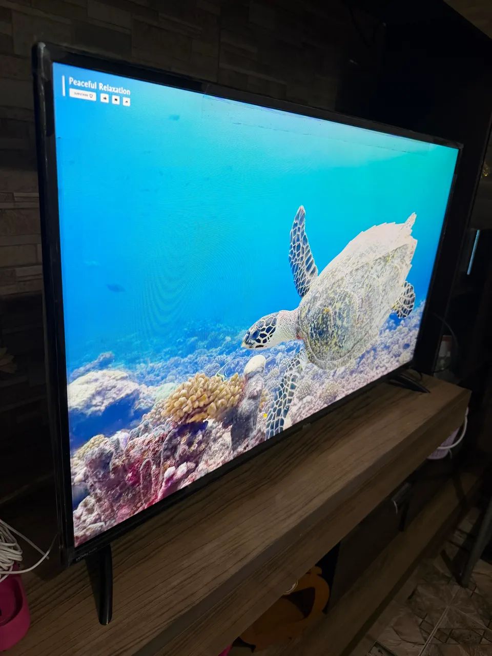 A Smart TV LED 42" polegadas Philco PTV42G6FR2CPF com plástico nas bordas.  - Foto 3