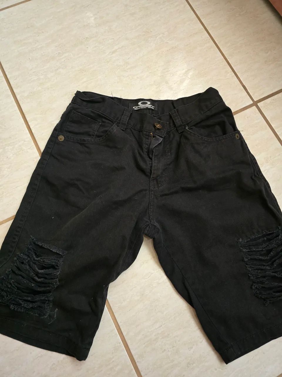 Vendo Bermuda Oakley Preta 