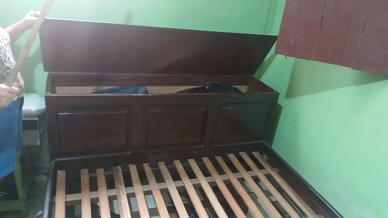 Cama casal com baú  madeira de lei - Foto 5