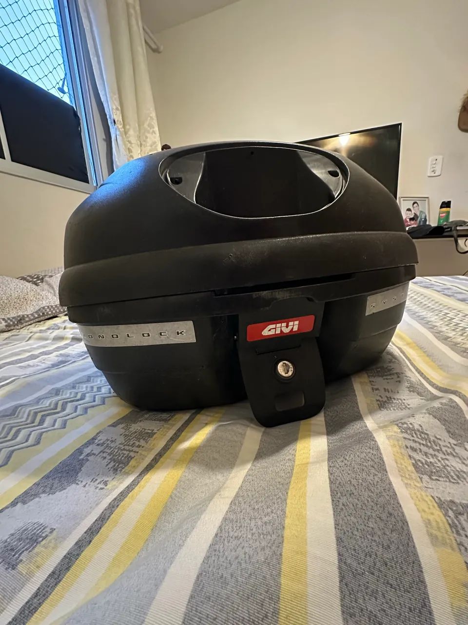 Baú para moto give com a base 