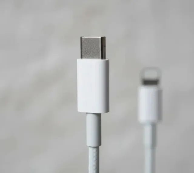 Cabo Apple USB-C para Lightning (1 metro) - Foto 5
