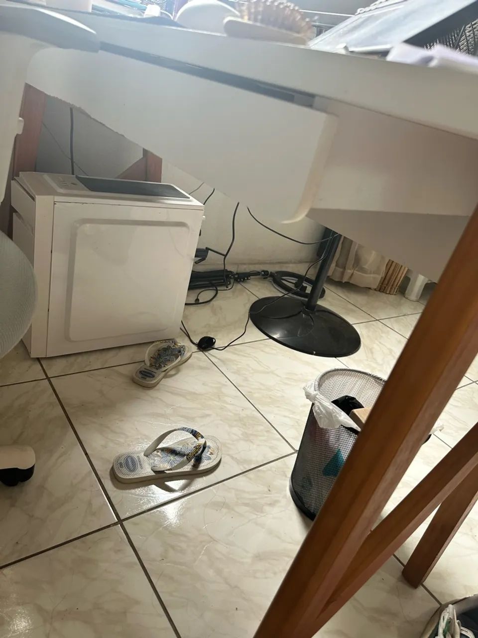 Mesa de escritório e estante branca  - Foto 2
